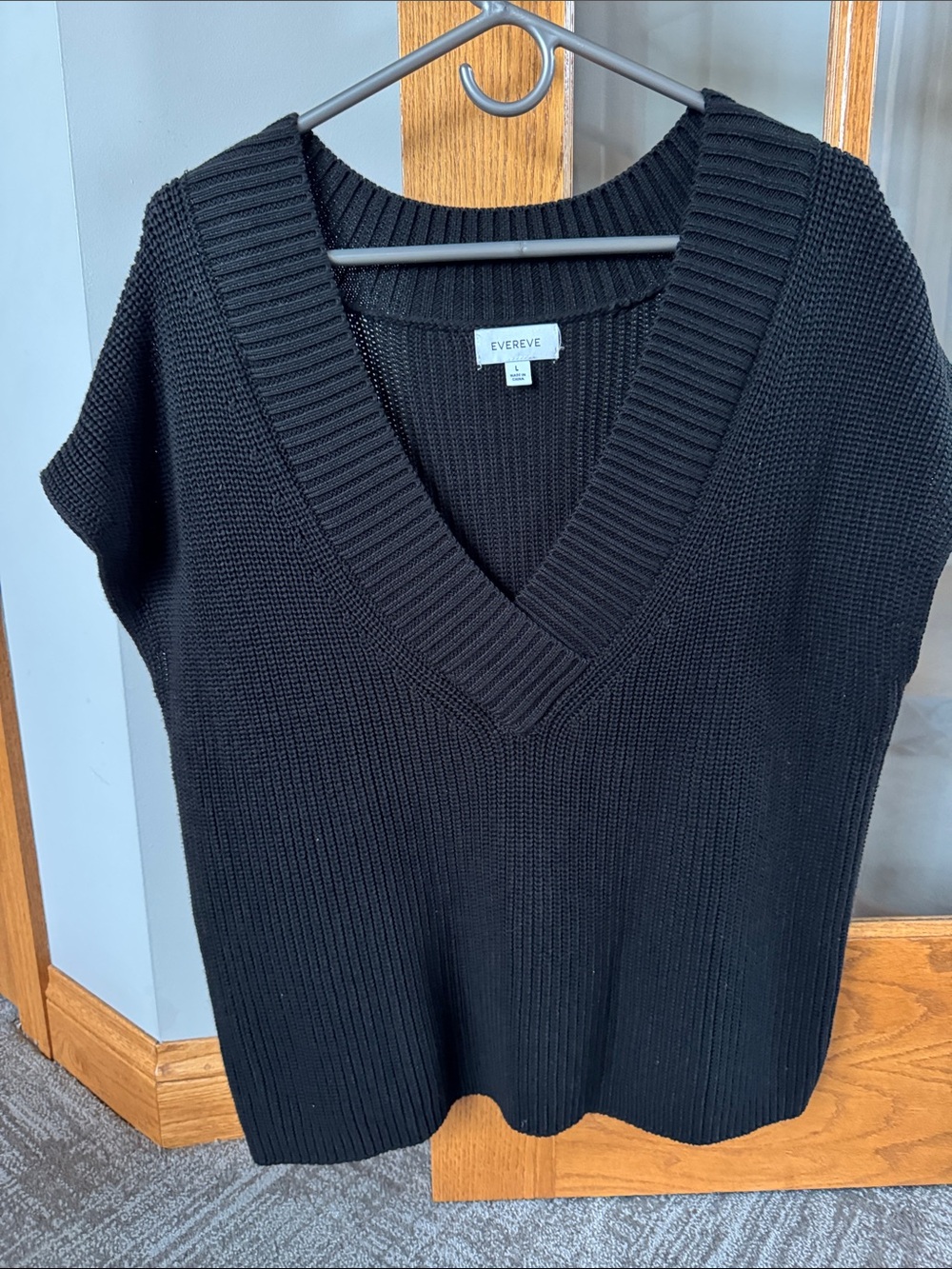 EVEREVE Black V-Neck Sweater Size Large Like New